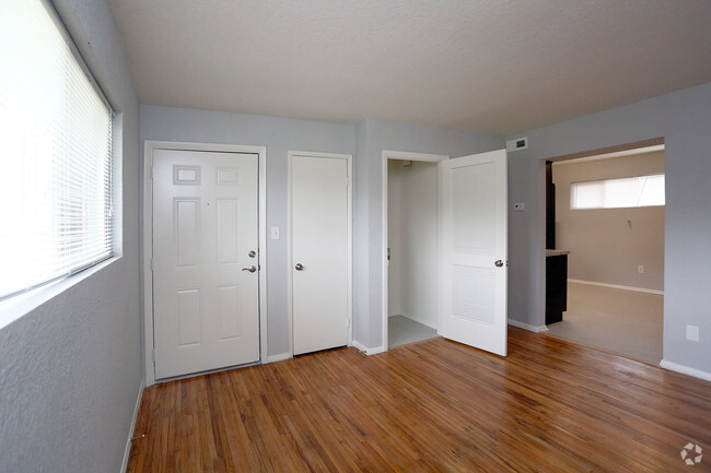 1BR,1BA,-530SF_Living Room - Soundview Townhomes