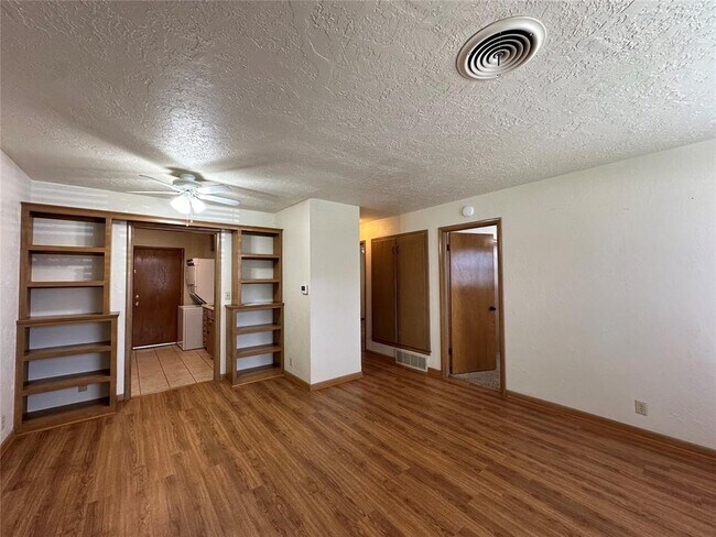 Foto del edificio - 2031 Delaware Ln