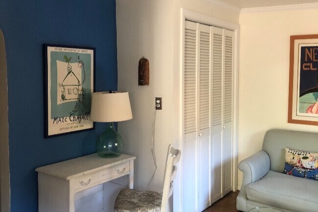 Área de escritorio en la sala de estar - 4721 Cartwright Ave