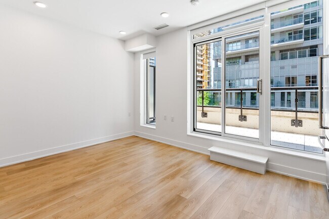 Building Photo - 200 Redpath Ave