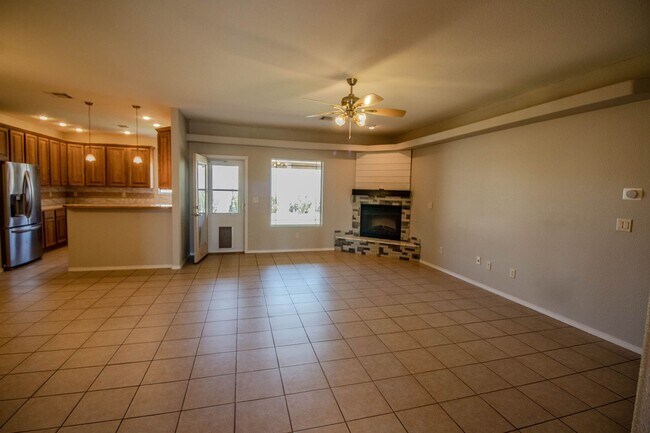 Building Photo - Beautiful 4 Bedroom/2 Bath Home