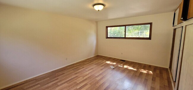 Foto del edificio - 6780 Santa Susana Pass Rd