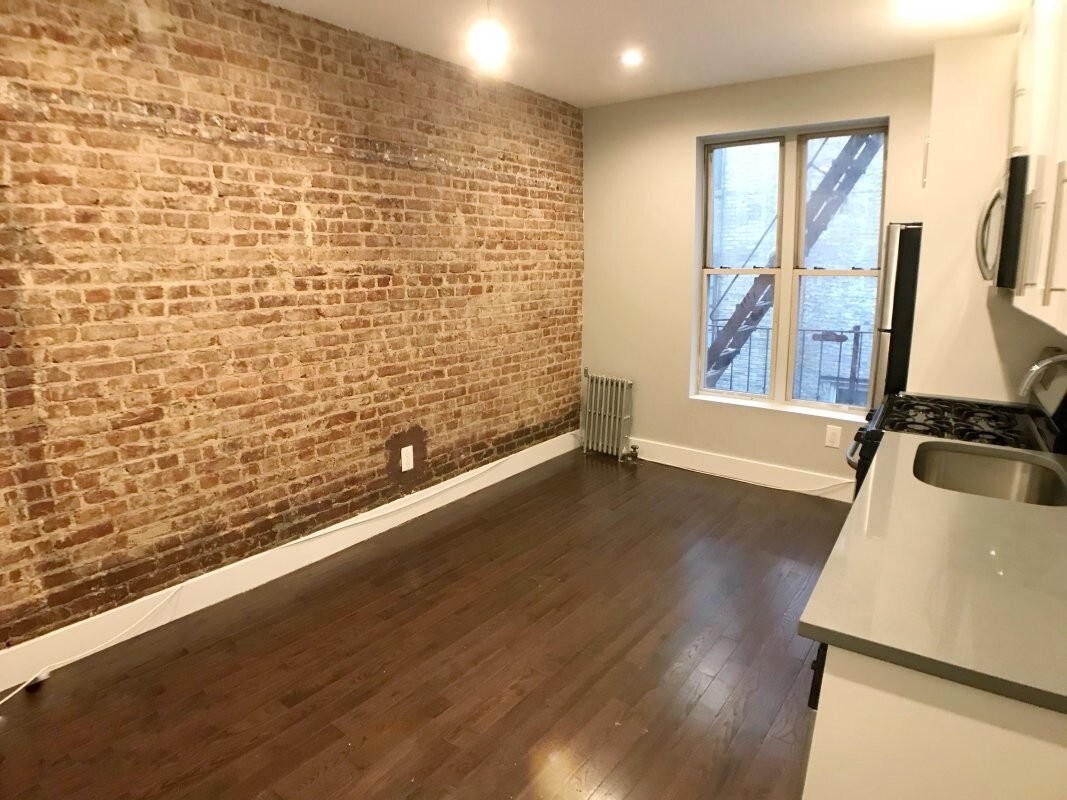 Primary Photo - 121 Vermilyea Ave