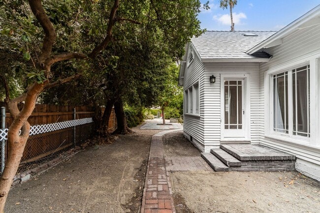 Building Photo - Beautiful Home