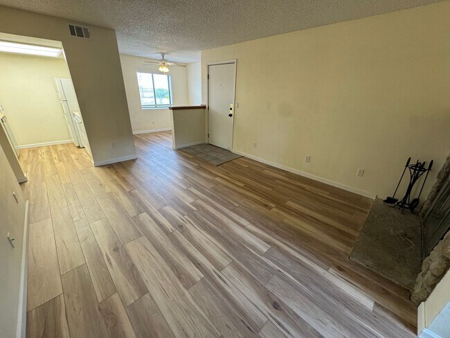 Foto del edificio - Centennial Lake Park Condo