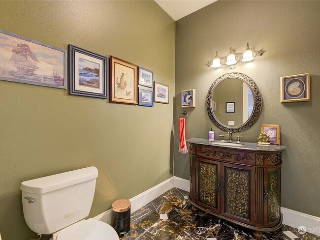 Foto del edificio - "Spacious 2-Bed, 3-Bath Sanctuary in Tacoma's Heart – 3,243 Sq Ft of Luxury Living!"