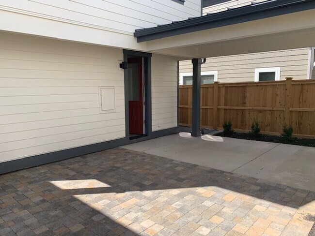 Foto del edificio - West Side 3 Bedroom with Garage