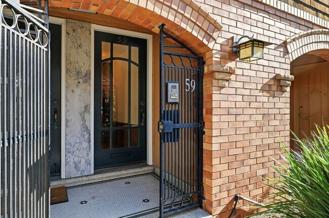 Foto del edificio - Light Filled Condo in Noe Valley+ Parking Included+ Laundry In unit - Please Contact for Showing ...