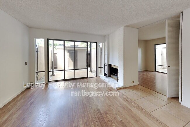 Foto del edificio - 2208 Woodside Ln
