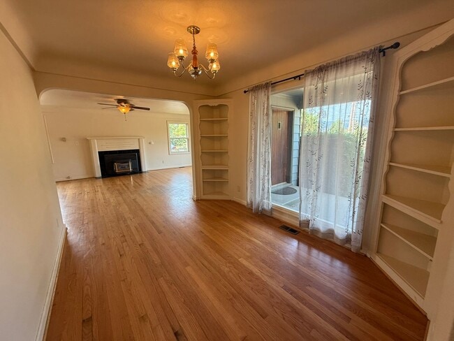 Building Photo - 2 Bedroom Home for Rent in Hood River