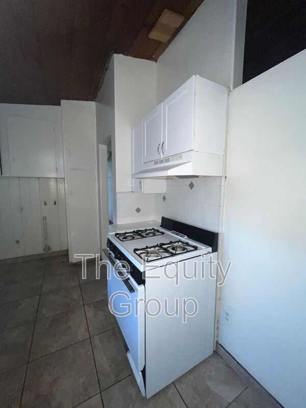 Building Photo - 922 W Goshen Ave