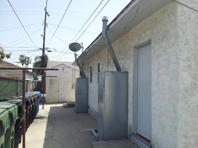 Building Photo - 626 E 99th St