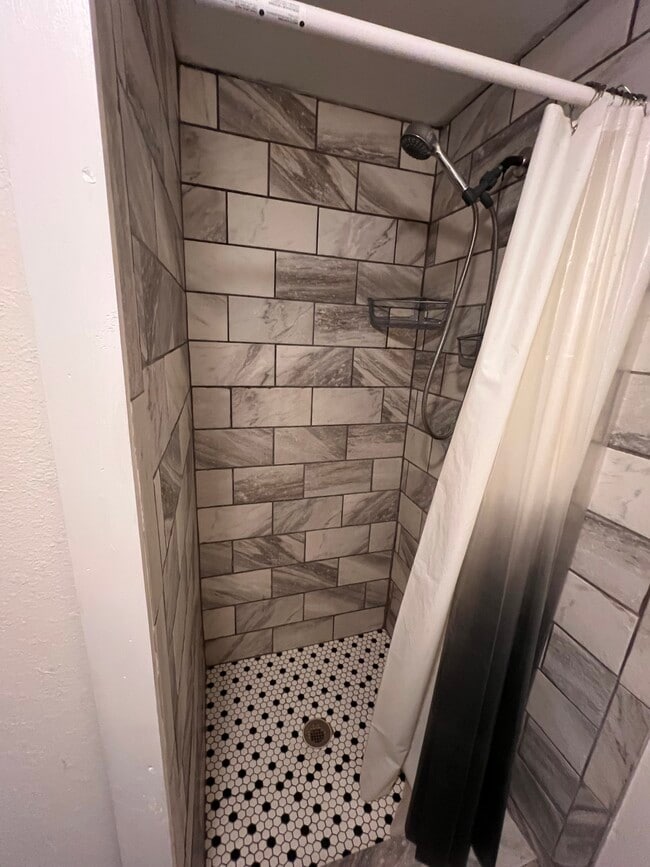 Building Photo - 725 W I Ave