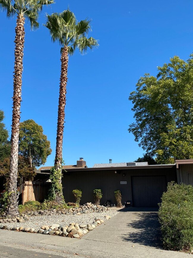 Building Photo - 2 Bed 2 Bath House Near American River Col...