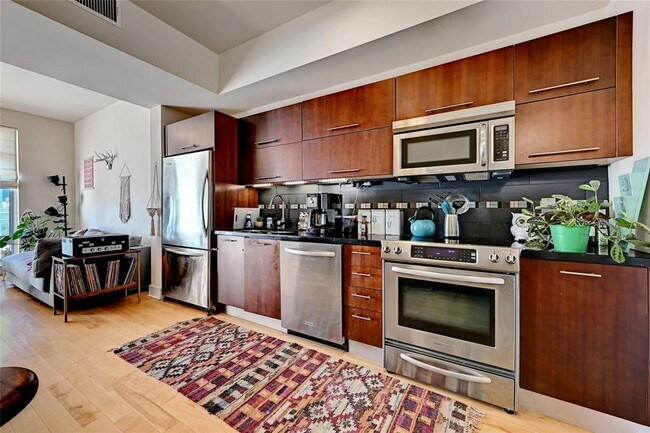 Building Photo - 603 Davis St