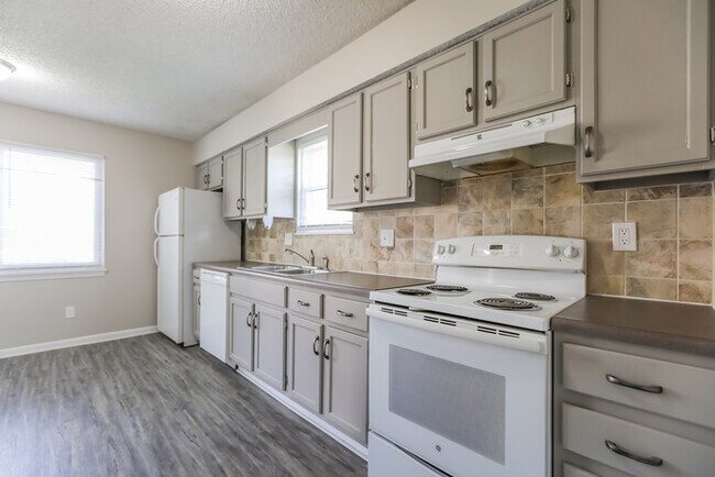 Building Photo - 3 bdrm, 2 bath split entry move in ready!