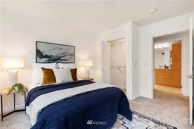 Bedroom - 1420 E Pine St