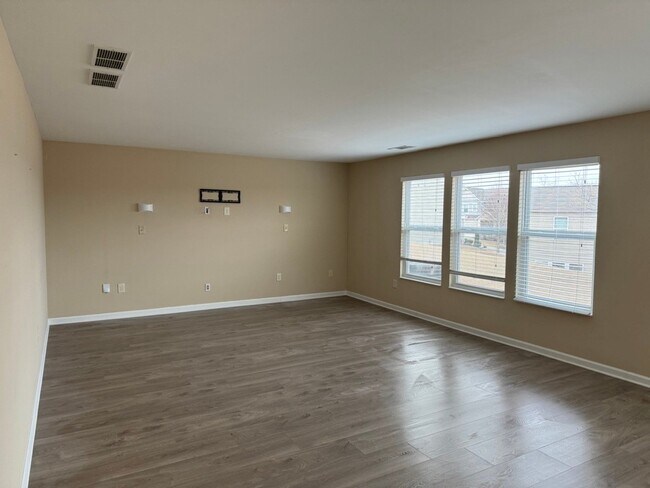 Foto del edificio - 1620 Shire Village Dr