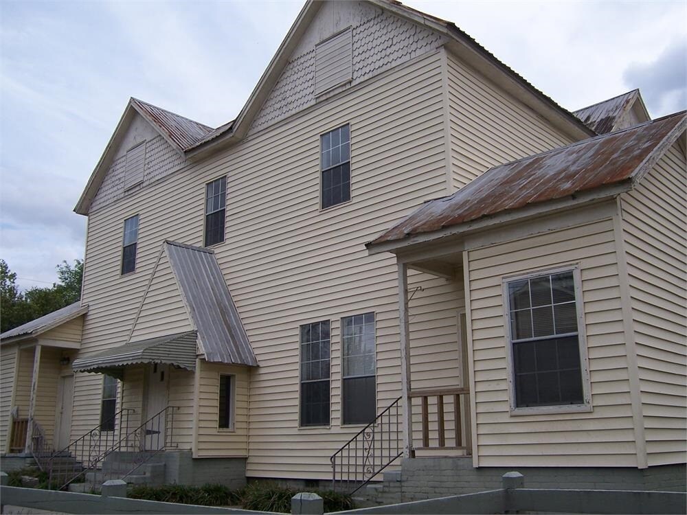 Primary Photo - 102 W Inman St