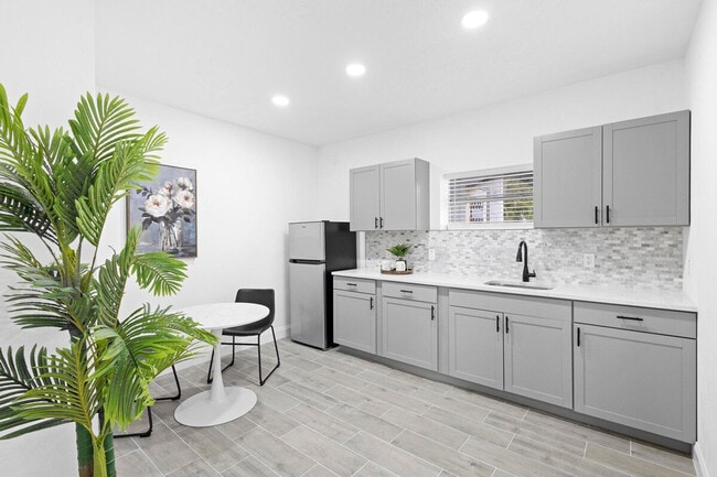 Building Photo - 1882 Lake St