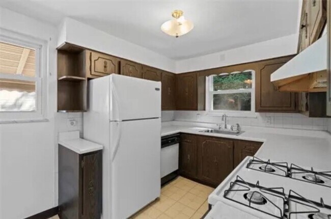 Foto del edificio - 2143 Plainview Ave