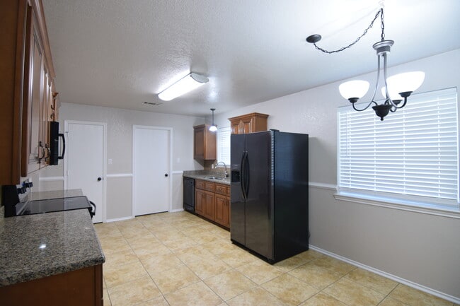 Building Photo - 2705 Littlewood Dr