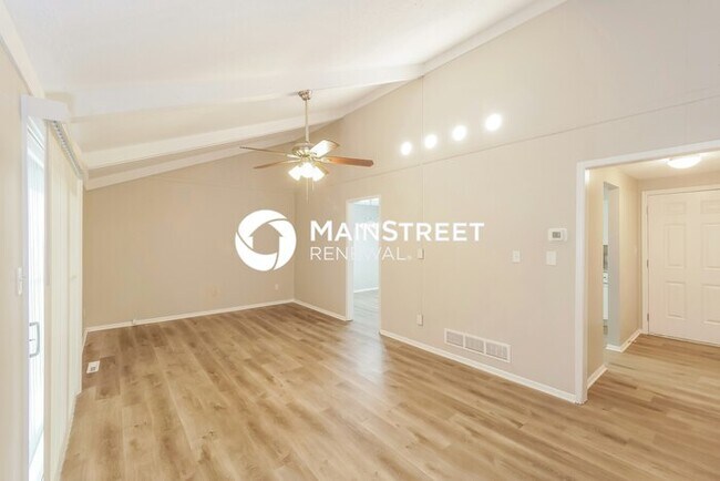 Foto del edificio - 3 Bedroom Pet-Friendly Home in Overland Pa...