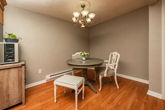 Building Photo - 451 School St