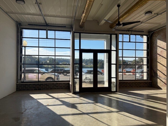 Puerta principal interior - 206 E Main St