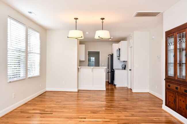 Building Photo - 550 Pinckney Ct