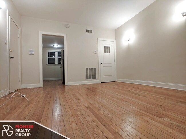 Building Photo - 4038 N Ashland Ave