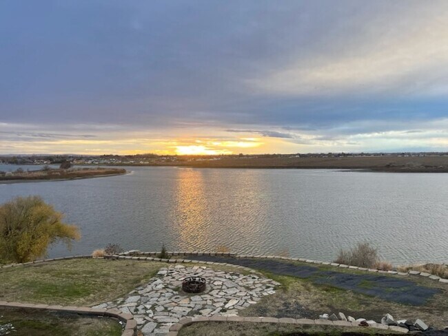 Foto del edificio - 310 N Crestview Dr