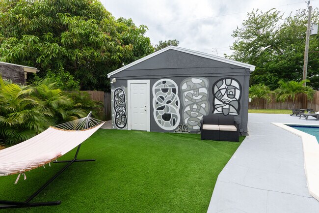 exterior 400 sq ft garage/ art studio/ office - 717 N E St