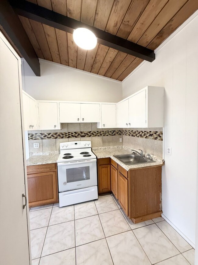 Building Photo - Aliamanu/Salt Lake - 2 bedroom 1 bath Duplex