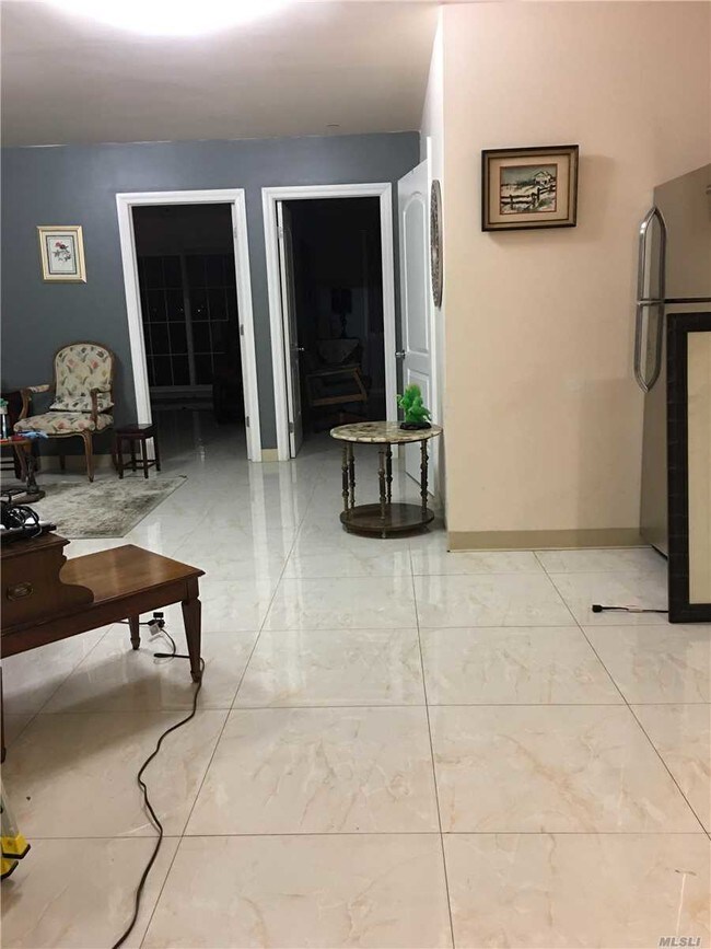 Foto del edificio - 120-45 Sunrise Ct
