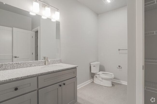 2BR, 1BA - 880SF - Bathroom - Oak Shore Commons