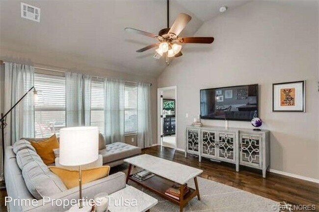 Building Photo - 3 br, 2 bath House - 312 S 48th St,