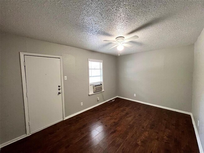 Foto del edificio - 6363 Hollis Ave