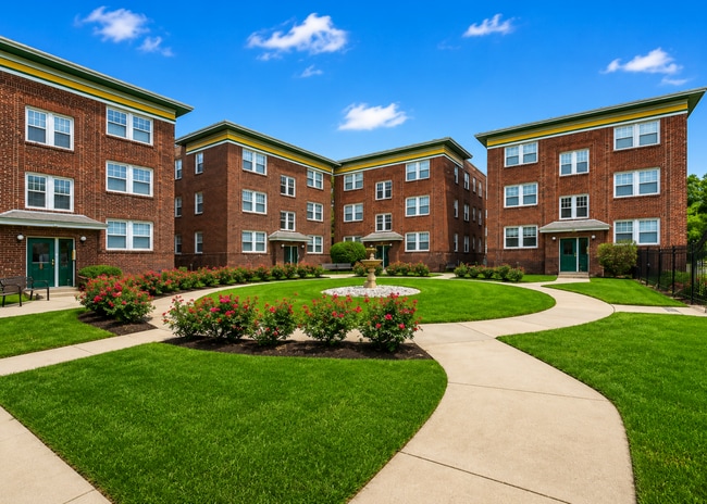 Building Photo - Roanoke Court Apartments