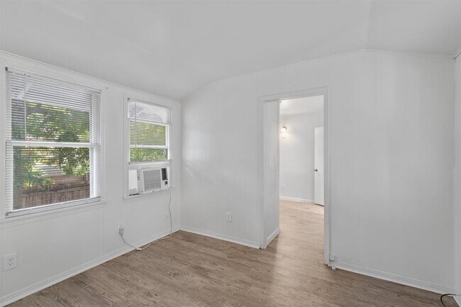 Building Photo - 3404 Grooms St