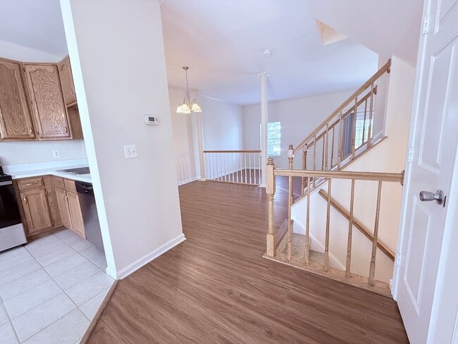 Building Photo - Luxury End Unit Townhome
