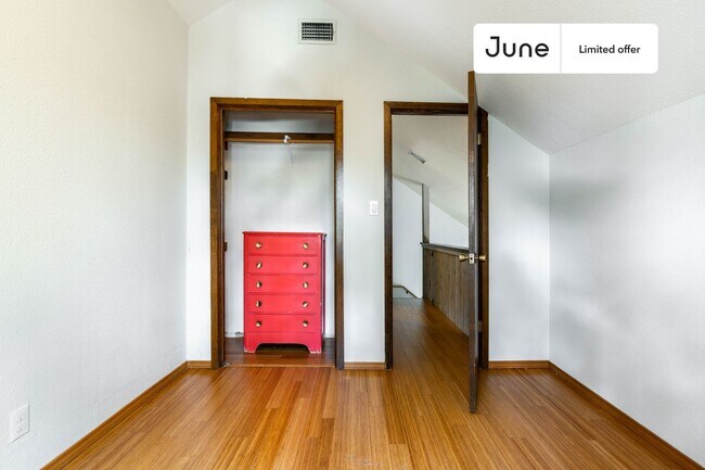 Foto del edificio - Private bedroom in 4 bed/2 bath Home