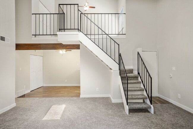 Building Photo - Hilltop View Apartments