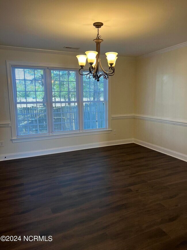 Building Photo - 201 S Pointe Dr