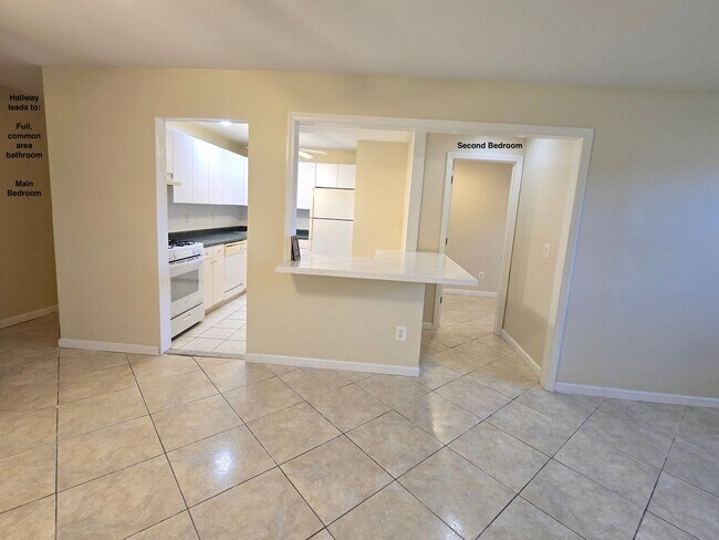 Foto del edificio - Updated and spacious garden (ground) floor apartment with 2-bedrooms & 1 full bathroom
