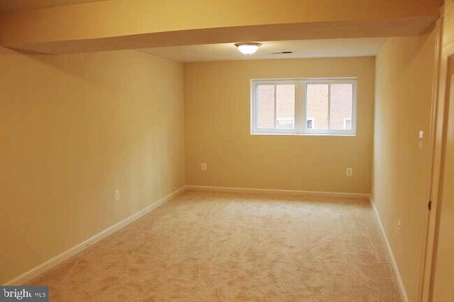 Building Photo - 10119 Spring Lake Terrace