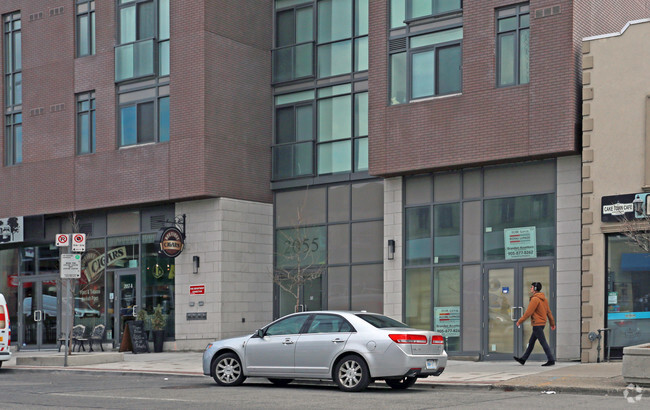 Photo du bâtiment - Carmelina Residential Condos