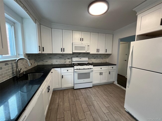 Foto del edificio - 75-50 Furmanville Ave