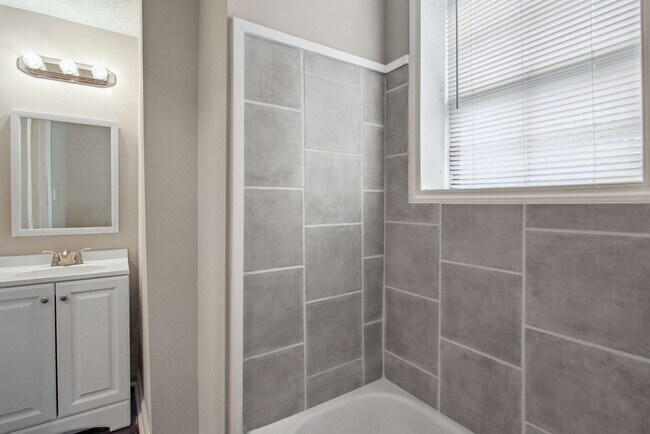 Foto del edificio - Large Near Downtown 3BR/1BA House For Rent