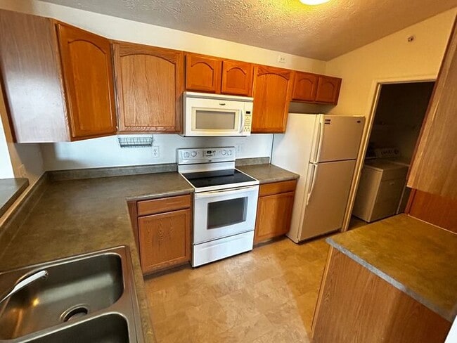 Building Photo - Clean Condo, Fantastic Location!